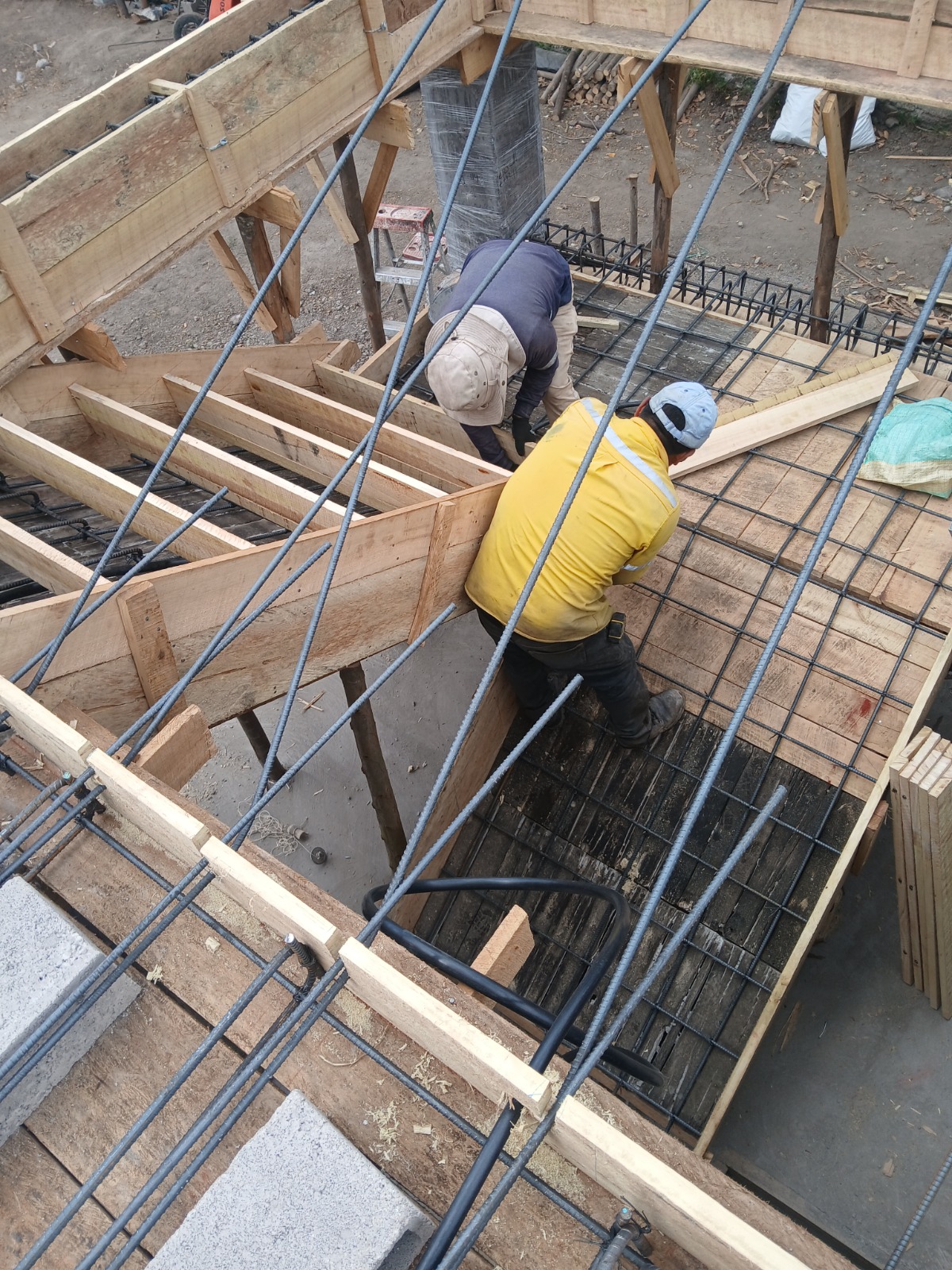 Estructura metálica en soldadura y montaje de proyecto comercial